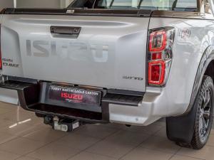 Isuzu D-Max 3.0TD double cab V-Cross 4x4 - Image 10