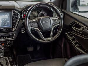 Isuzu D-Max 3.0TD double cab V-Cross 4x4 - Image 13