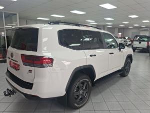 Toyota Land Cruiser 300 3.3D GR-Sport - Image 2