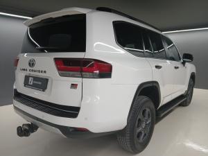 Toyota Land Cruiser 300 3.3D GR-Sport - Image 2