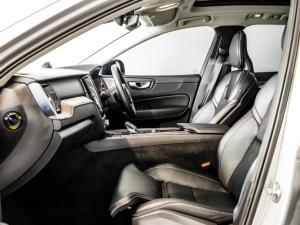 Volvo XC60 B6 AWD Ultimate Dark - Image 4