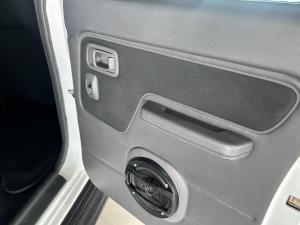 Nissan NP300 Hardbody 2.5TDi double cab 4x4 - Image 12