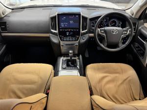 Toyota Land Cruiser 200 4.5D-4D V8 VX-R - Image 6