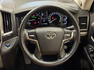 Toyota Land Cruiser 200 4.5D-4D V8 VX-R - Image 8