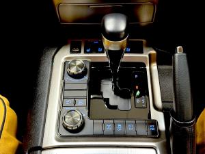 Toyota Land Cruiser 200 4.5D-4D V8 VX-R - Image 11