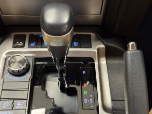 Toyota Land Cruiser 200 4.5D-4D V8 VX-R - Image 12