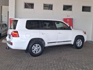 Toyota Land Cruiser 200 4.5D-4D V8 VX - Image 2