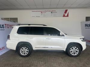 Toyota Land Cruiser 200 4.5D-4D V8 VX-R - Image 3