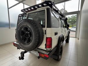 Toyota Land Cruiser 76 4.5D-4D V8 station wagon LX - Image 2