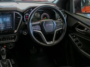 Isuzu D-Max 3.0TD double cab V-Cross 4x4 - Image 10