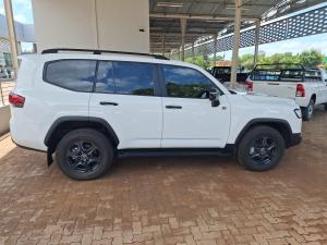 Toyota Land Cruiser 300 3.3D GR-Sport - Image 3