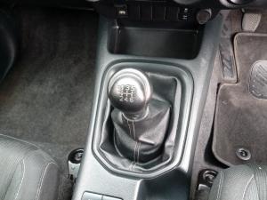 Toyota Hilux 2.4GD-6 double cab 4x4 Raider manual - Image 12