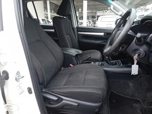 Toyota Hilux 2.4GD-6 double cab 4x4 Raider manual - Image 15