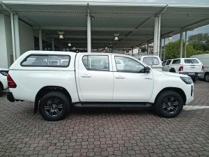 Toyota Hilux 2.4GD-6 double cab 4x4 Raider manual - Image 3