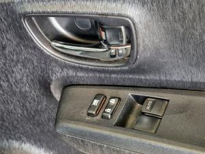 Toyota Yaris 5-door 1.3 Xi - Image 16