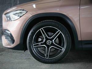 Mercedes-Benz GLA GLA200d Progressive - Image 4
