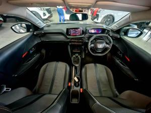 Peugeot 208 1.2T Allure manual - Image 9