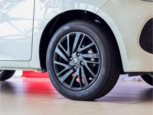 Toyota Vitz 1.0 XR manual - Image 13