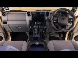 Toyota Land Cruiser 79 2.8GD-6 double cab - Image 6