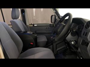 Toyota Land Cruiser 79 2.8GD-6 double cab - Image 10