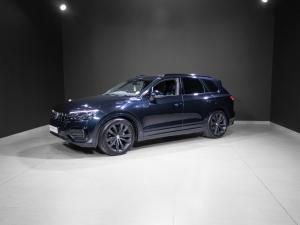 Land Rover Defender 110 D300 X-Dynamic SE - Image 10