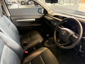 Toyota Hilux 2.0 chassis cab - Image 9