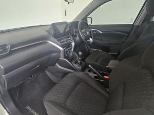 Toyota Urban Cruiser 1.5 XR manual - Image 7