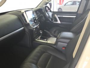 Toyota Land Cruiser 200 4.5D-4D V8 VX-R - Image 7