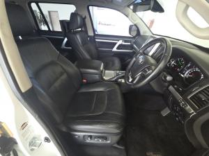 Toyota Land Cruiser 200 4.5D-4D V8 VX-R - Image 17