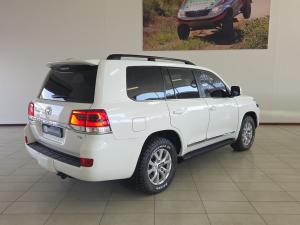 Toyota Land Cruiser 200 4.5D-4D V8 VX-R - Image 2