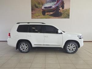Toyota Land Cruiser 200 4.5D-4D V8 VX-R - Image 3