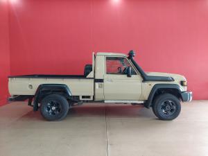 Toyota Land Cruiser 79 4.5D-4D LX V8 single cab - Image 3