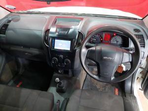 Isuzu D-Max Gen 6 250 single cab Fleetside safety - Image 6