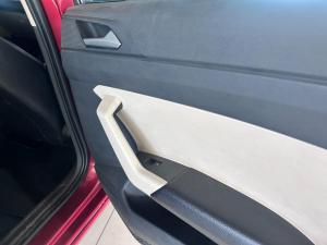 Volkswagen Polo sedan 1.6 Life - Image 12