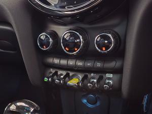 MINI Hatch Cooper SE Hatch 3-door - Image 16