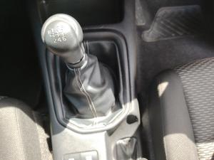 Toyota Hilux 2.4GD-6 double cab Raider manual - Image 12