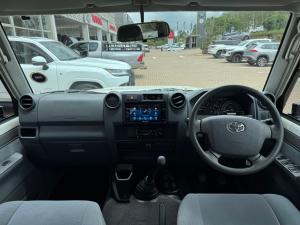 Toyota Land Cruiser 76 4.5D-4D V8 station wagon LX - Image 6