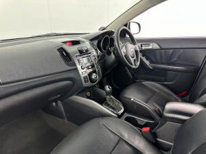 Kia Cerato 2.0 5-Door automatic - Image 17