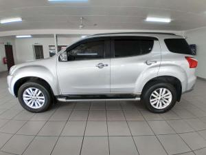 Isuzu MU-X 3.0D automatic - Image 3