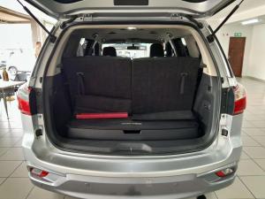 Isuzu MU-X 3.0D automatic - Image 6