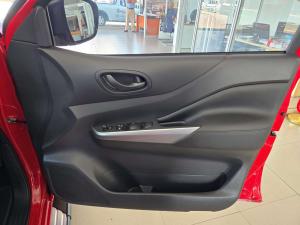 Nissan Navara 2.5DDTI LE/LE Plus automatic D/C - Image 14