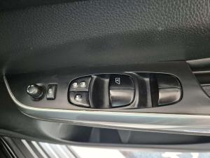 Nissan Navara 2.5DDTI LE/LE Plus automatic D/C - Image 19