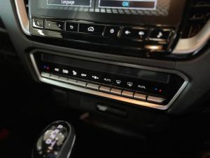 Isuzu D-MAX 3.0 Ddi V-CROSS HR automatic D/C - Image 20