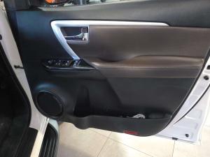 Toyota Fortuner 4.0 V6 4X4 automatic - Image 17