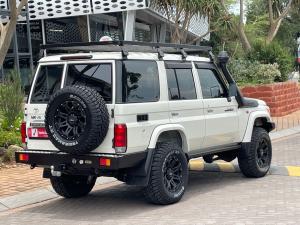 Toyota Land Cruiser 76 4.5D-4D V8 station wagon LX - Image 2
