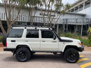 Toyota Land Cruiser 76 4.5D-4D V8 station wagon LX - Image 3