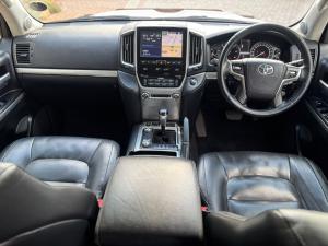 Toyota Land Cruiser 200 4.5D-4D V8 VX-R - Image 6