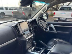 Toyota Land Cruiser 200 4.5D-4D V8 VX-R - Image 7