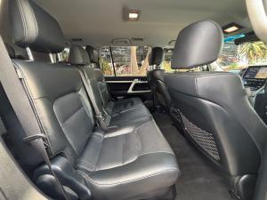 Toyota Land Cruiser 200 4.5D-4D V8 VX-R - Image 9
