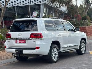 Toyota Land Cruiser 200 4.5D-4D V8 VX-R - Image 2